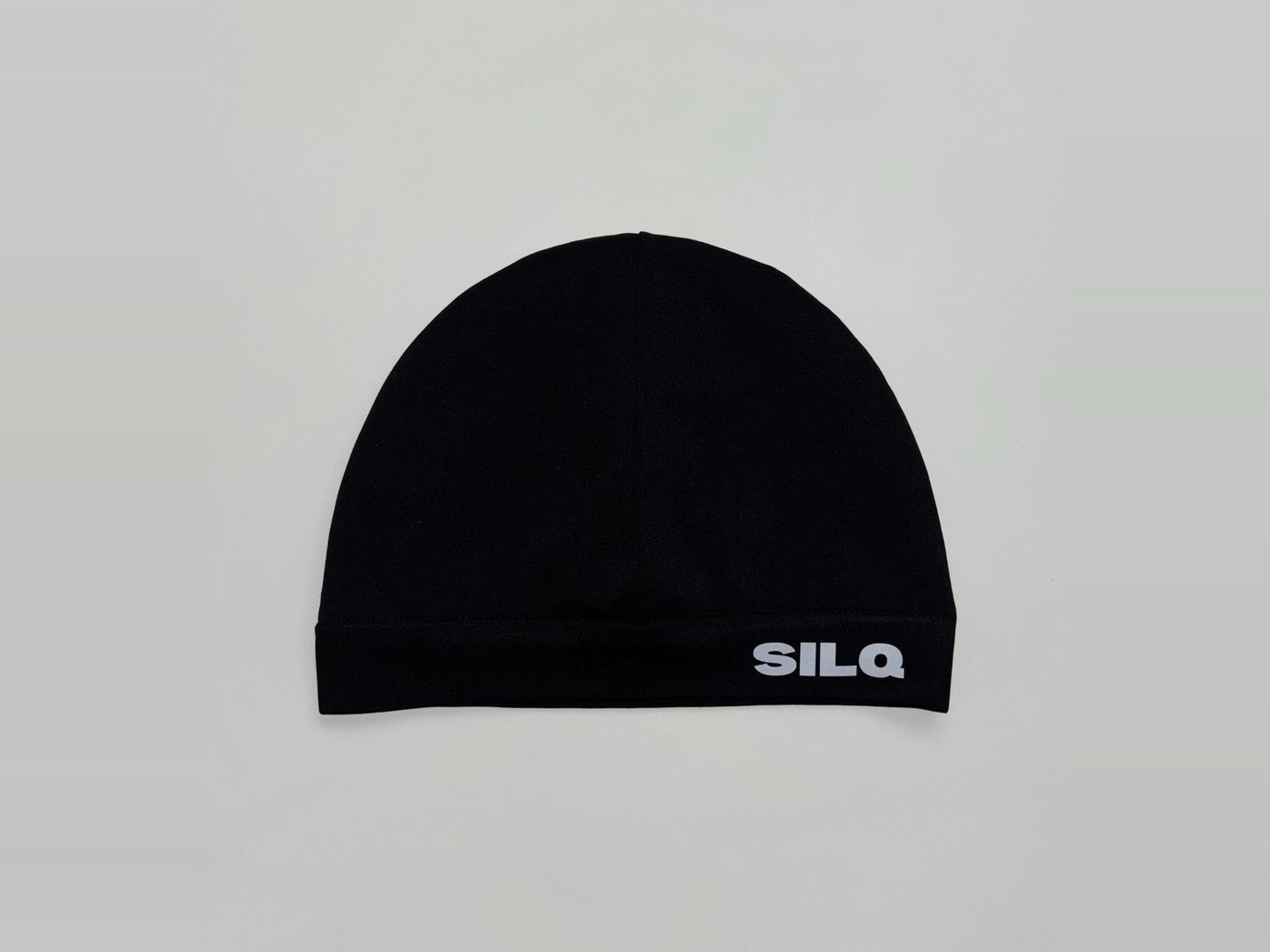 SILQ satinfodrad skullcap i svart, framifr&aring;n med loggan